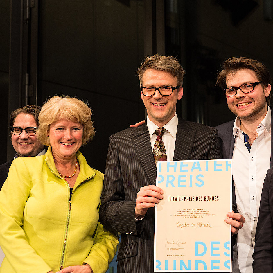 A photo of three representatives of the Theater der Altmark with the Commissioner for Culture and Media Monika Grütters.